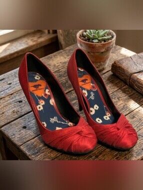 Rocket Dog Red Knotted Satin Heels Size 6
